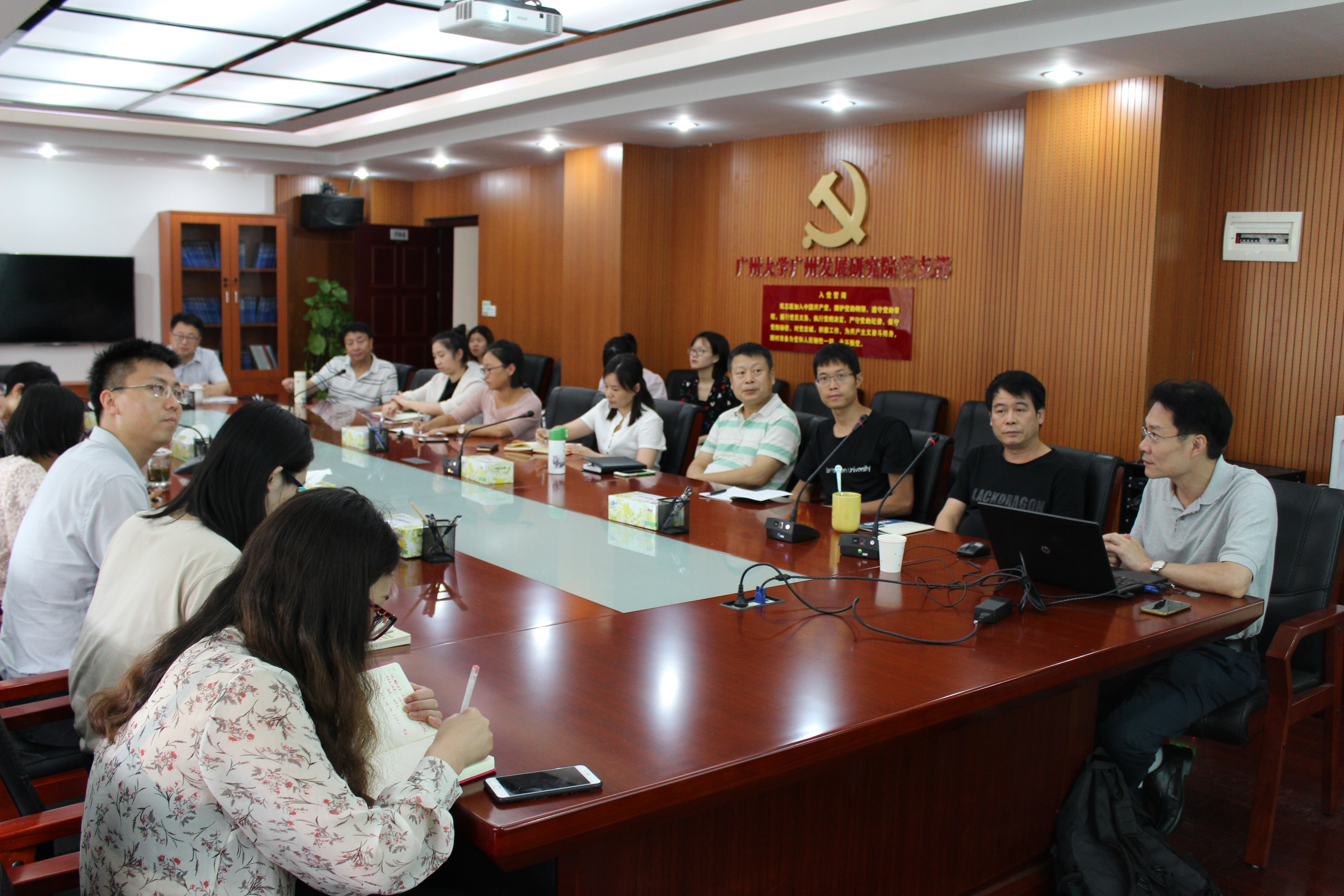 赵晓斌主任与我院全体科研人员分享研究过程